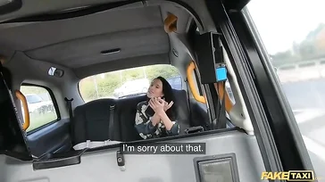 Sexy Brünette zieht sich im Taxi um... was für eine schlampige Exhibitionistin!