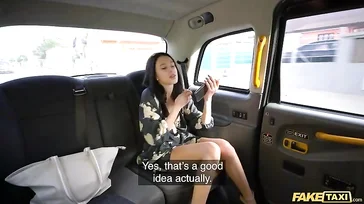 Sexy Brünette zieht sich im Taxi um... was für eine schlampige Exhibitionistin!