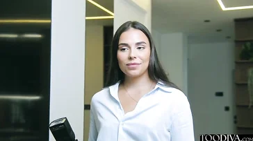 Nach dem Fotoshooting scheint der Fotograf einen harten Schwanz zu wollen.