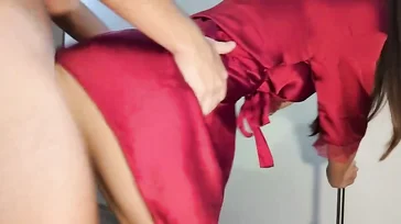 Man kann den Po des Dienstmädchens sehen, wenn sie sich bückt: Was für einen kurzen Rock sie trägt!!