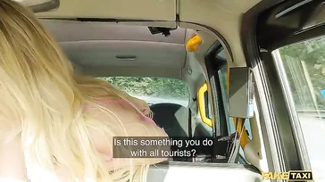 Der Taxifahrer kann nicht aufhören, das Mädchen im Rückspiegel anzustarren...!!