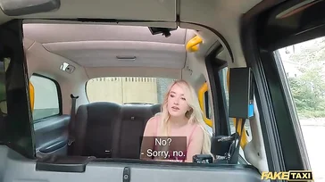 Der Taxifahrer kann nicht aufhören, das Mädchen im Rückspiegel anzustarren...!!