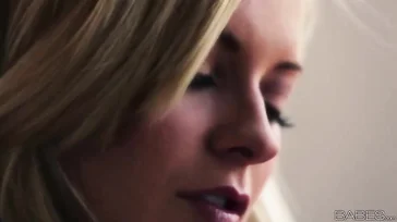 Die sexy Lena Nicole kommt geil nach Hause und will sich selbst befriedigen...!!