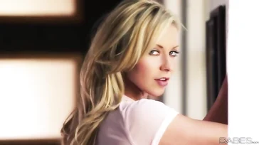 Die sexy Lena Nicole kommt geil nach Hause und will sich selbst befriedigen...!!