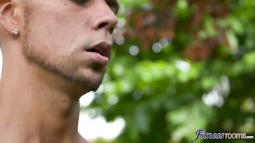 Der Fitnesstrainer kann nicht aufhören, auf die Vagina des Mädchens zu starren.