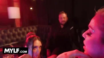 Die Pornoversion von „Show Girls“ erscheint mit freundlicher Genehmigung der Produktionsfirma MYLF.