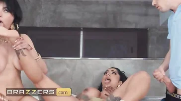 Mutter und Tochter melken abwechselnd Jordi ENP.