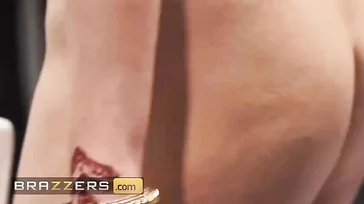 Mutter und Tochter melken abwechselnd Jordi ENP.