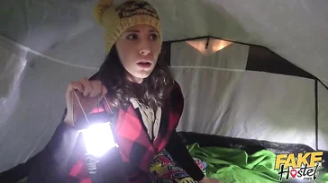 Una desconocida se cuela en su tienda de campaña y le come el coño