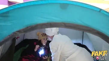 Una desconocida se cuela en su tienda de campaña y le come el coño