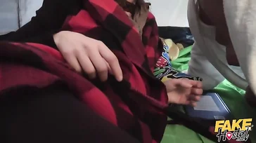 Una desconocida se cuela en su tienda de campaña y le come el coño