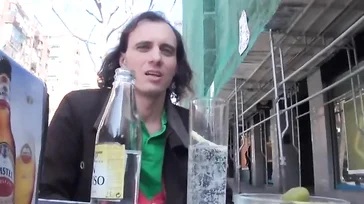 Stanca del fatto che il suo vicino di casa la spiasse... decide di incontrarlo!!