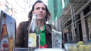 Stanca del fatto che il suo vicino di casa la spiasse... decide di incontrarlo!!