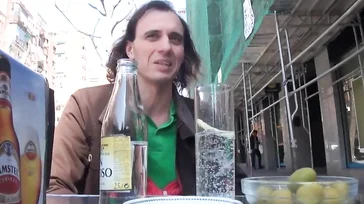 Stanca del fatto che il suo vicino di casa la spiasse... decide di incontrarlo!!