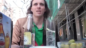 Stanca del fatto che il suo vicino di casa la spiasse... decide di incontrarlo!!