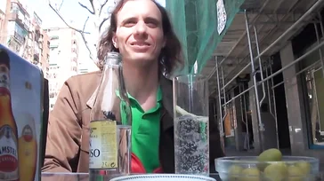 Stanca del fatto che il suo vicino di casa la spiasse... decide di incontrarlo!!