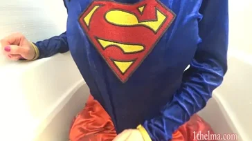Su novia se disfraza de superman y le regala una follada que no olvidará