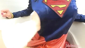 Su novia se disfraza de superman y le regala una follada que no olvidará