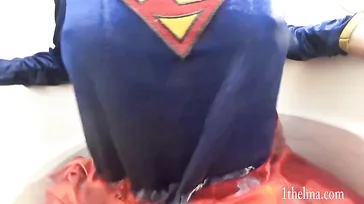 Su novia se disfraza de superman y le regala una follada que no olvidará