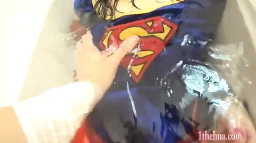 Su novia se disfraza de superman y le regala una follada que no olvidará