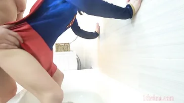 Su novia se disfraza de superman y le regala una follada que no olvidará