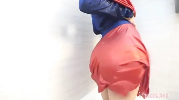 Su novia se disfraza de superman y le regala una follada que no olvidará