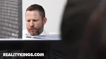 Se quita las bragas en la oficina y le propone follar a su compañero