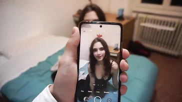 Pareja amateur italiana follando sin parar en el cuarto de la chica