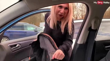 Madura viciosa se deja meter mano en el coche deseosa de que la follen