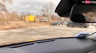 Madura viciosa se deja meter mano en el coche deseosa de que la follen