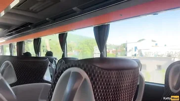 Un pajero exhibicionista se saca la polla en el autobus: qué morbo!