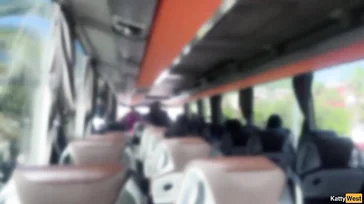 Un pajero exhibicionista se saca la polla en el autobus: qué morbo!