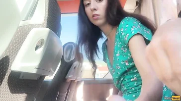 Un pajero exhibicionista se saca la polla en el autobus: qué morbo!