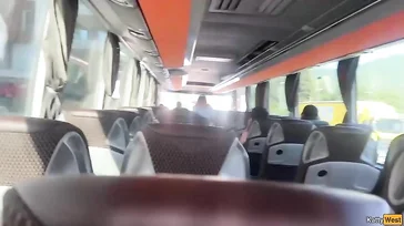 Un pajero exhibicionista se saca la polla en el autobus: qué morbo!