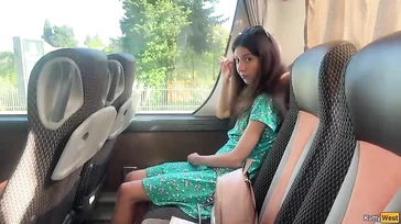 Un pajero exhibicionista se saca la polla en el autobus: qué morbo!