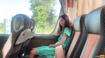 Un pajero exhibicionista se saca la polla en el autobus: qué morbo!