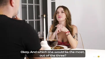 En mitad de la cena se mete debajo de la mesa para comer polla dura