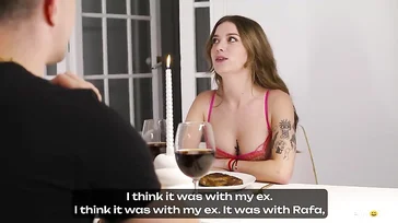 En mitad de la cena se mete debajo de la mesa para comer polla dura