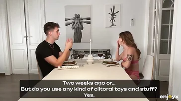 En mitad de la cena se mete debajo de la mesa para comer polla dura