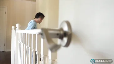 La madre de su novia duchándose con la puerta entreabierta ... qué tetas!