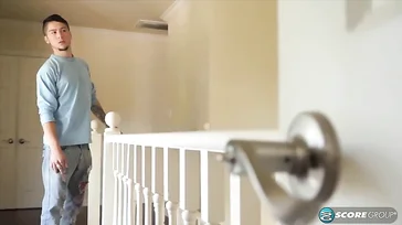 La madre de su novia duchándose con la puerta entreabierta ... qué tetas!