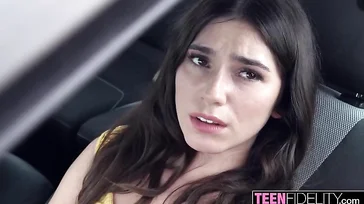 Colegiala caliente acaba follando en un hotel con su profesor de universidad