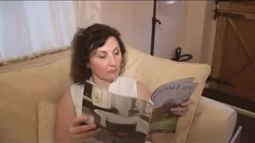 Caliente madura viuda se masturba en el sofá de casa pensando en pollas