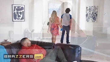 Llega a casa y sorprende a su madrastra masturbándose en la cocina .. !!