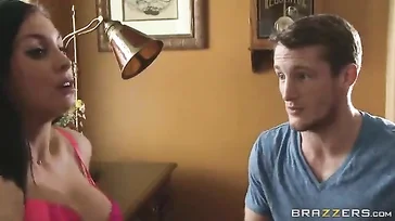 Su madrastra se pasea medio desnuda delante suya sin ningún pudor