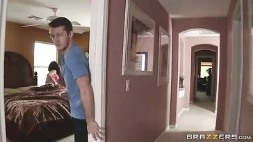 Su madrastra se pasea medio desnuda delante suya sin ningún pudor
