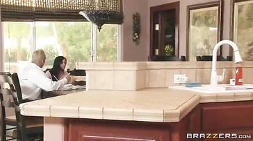 Su madrastra se pasea medio desnuda delante suya sin ningún pudor