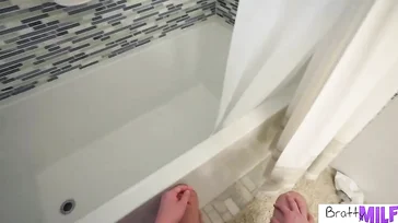 Su guapa madrastra se moria de ganas por sentir su polla dentro