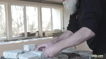 Uma vadia e puta de vinte e poucos anos transa com um operário veterano da construção civil.