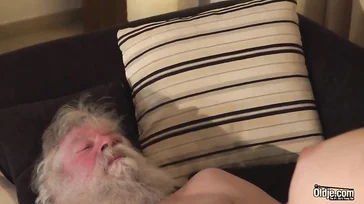 Uma vadia e puta de vinte e poucos anos transa com um operário veterano da construção civil.